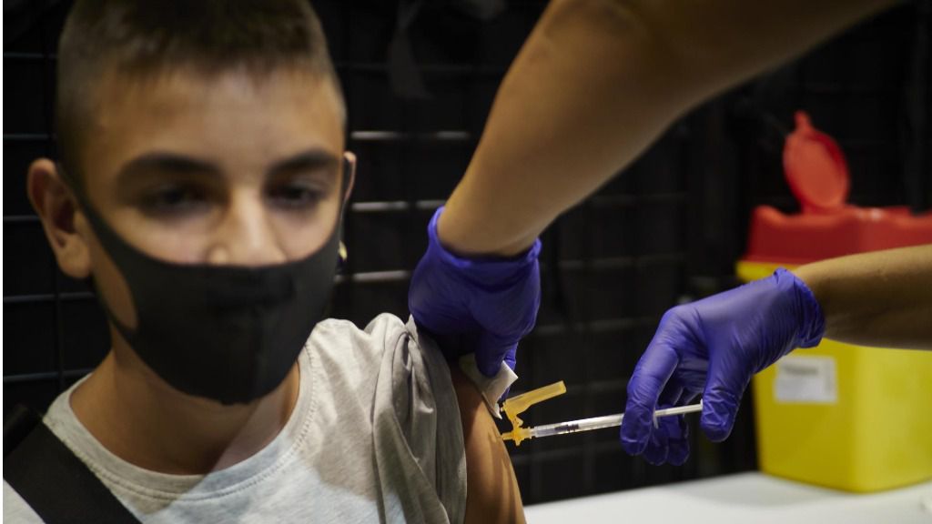 vacuna coronavirus niño joven