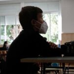 nino-mascarilla-aula-colegio