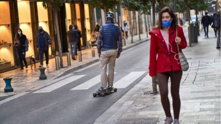 peaton-monopatin-mascarilla