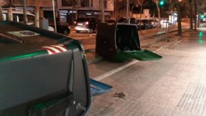 @Palma Barrios.- Contenedores volcados por el viento
