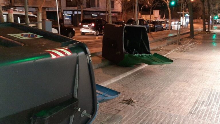 @Palma Barrios.- Contenedores volcados por el viento