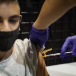 vacuna coronavirus ni&ntilde;o joven