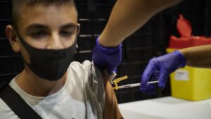vacuna coronavirus ni&ntilde;o joven