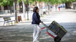 coronavirus-trabajadora-reparto-mascarilla