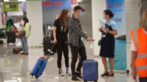 turistas aeropuerto mascarillas