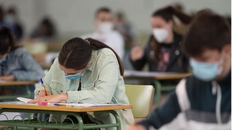 alumnos aula escuela estudiantes