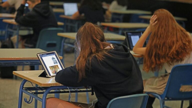 estudiantes alumnos aula colegio