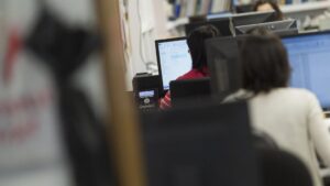 trabajadores oficina empleo paro funcionarios