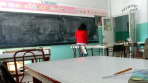 profesor colegio aula vacia docente