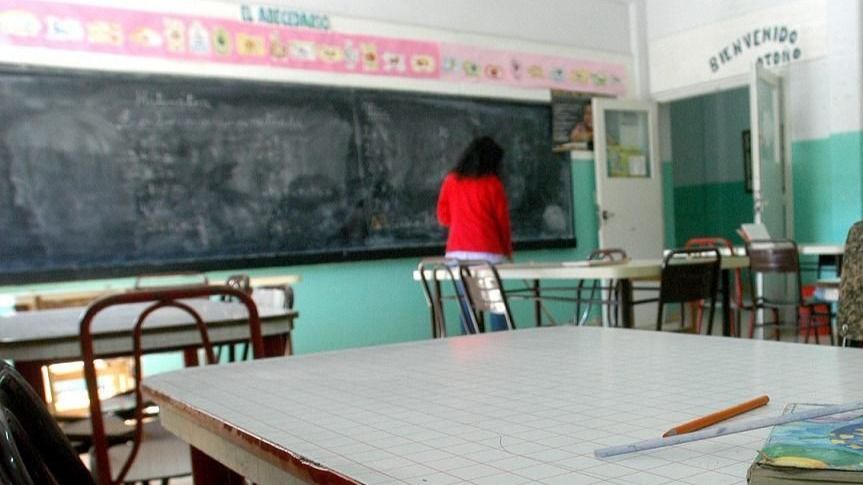 profesor colegio aula vacia docente