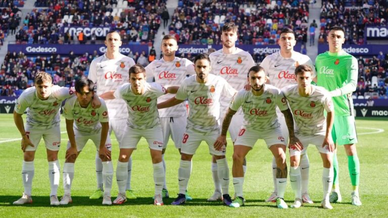 Alineación titular del Real Mallorca en el campo de Orriols, el pasado sábado, ante el Levante