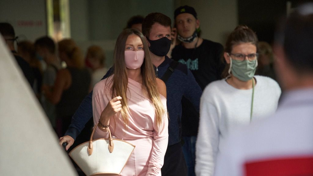 turistas aeropuerto mascarillas