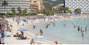 turistas playa calvia