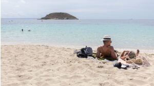 turistas playa calvia