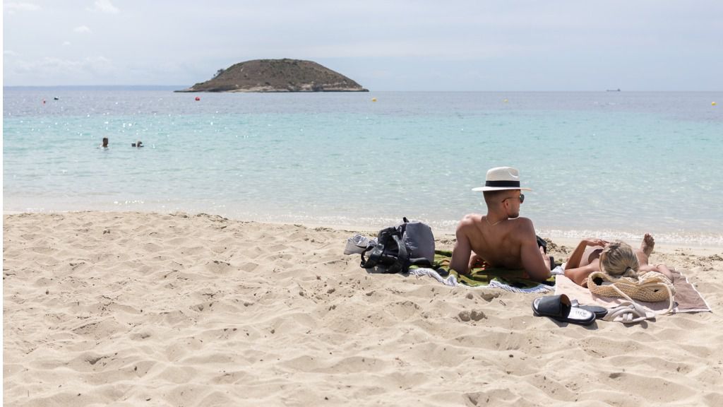 turistas playa calvia