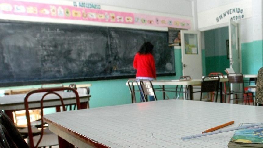 profesor colegio aula vacia docente