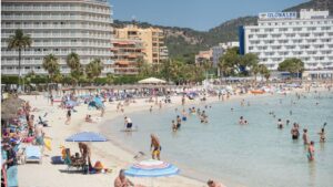 turistas playa calvia