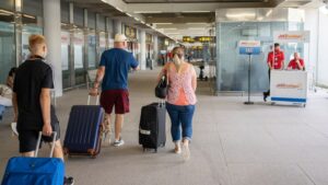 turistas aeropuerto palma