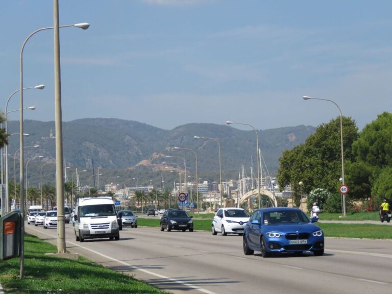 coches trafico cielo sol calor buen tiempo