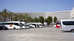 turistas aeropuerto mascarillas
