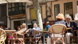 turistas-mascarilla-terraza
