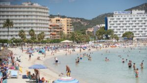 turistas playa calvia