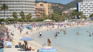 turistas playa calvia