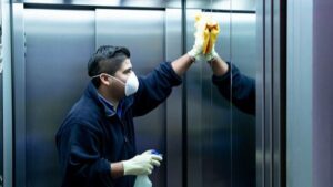 trabajador-desinfeccion-mascarilla