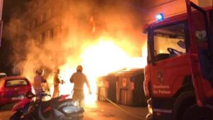 piromano bomberos contenedores incendio palma