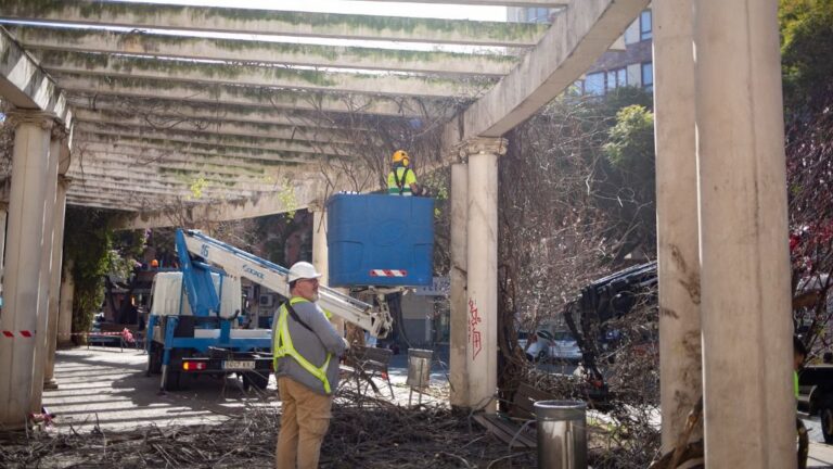 Plaza de las columnas con Obras