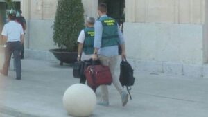 Miembros de la Guardia Civil tras el registro de la APB