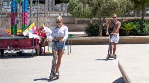 Magaluf - turistas - patinetes - verano - calor
