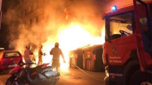 piromano bomberos contenedores incendio palma