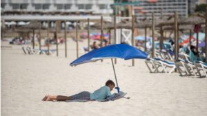turistas brit&aacute;nicos playa