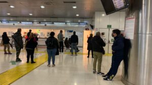 intermodal llena de gente