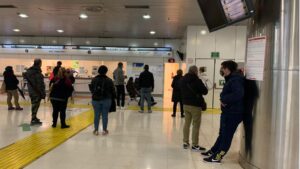 intermodal llena de gente