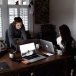 mujeres trabajando ordenador trabajo en casa