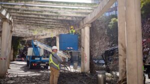 Plaza de las columnas con Obras