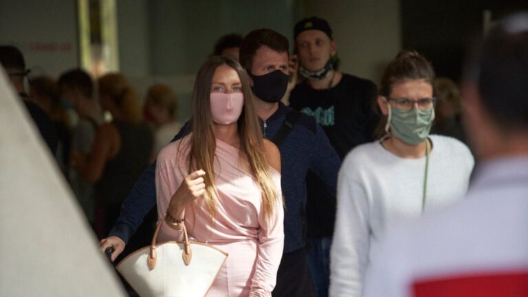 turistas aeropuerto mascarillas