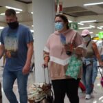 turistas mascarilla coronavirus aeropuerto