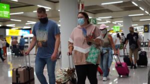 turistas mascarilla coronavirus aeropuerto