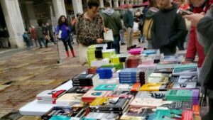 Los libros salen a la calle en Sant Jordi.