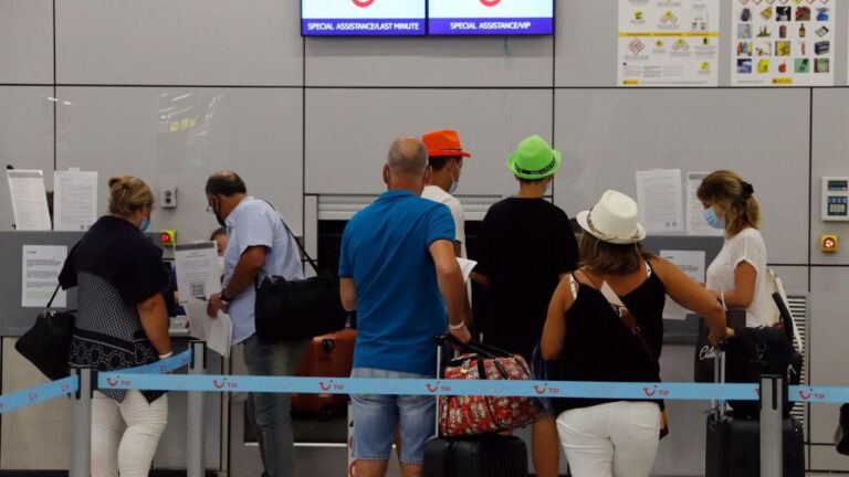 tui turistas aeropuerto