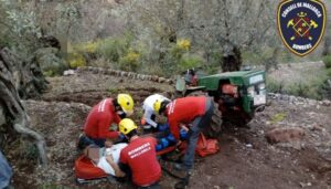 Archivo: Bomberos atienden a herido tras accidente con un tractor