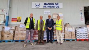 El presidente del Banco de Alimentos de Mallorca, Raimundo de Montis; y el director de Relaciones Institucionales de El Corte Ingl&eacute;s en Baleares, Antonio S&aacute;nchez.