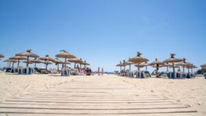 Magaluf - playa - sombrillas - calor - altas temperaturas - cielo despejado - sol