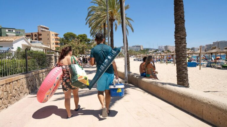 Magaluf - bañistas - turistas - colchones - palmeras - paseo - calor - verano