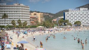 turistas playa calvia
