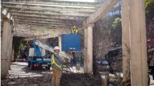 Plaza de las columnas con Obras