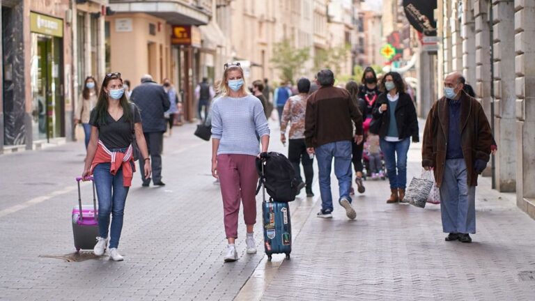 turistas-mascarilla-palma-maleta